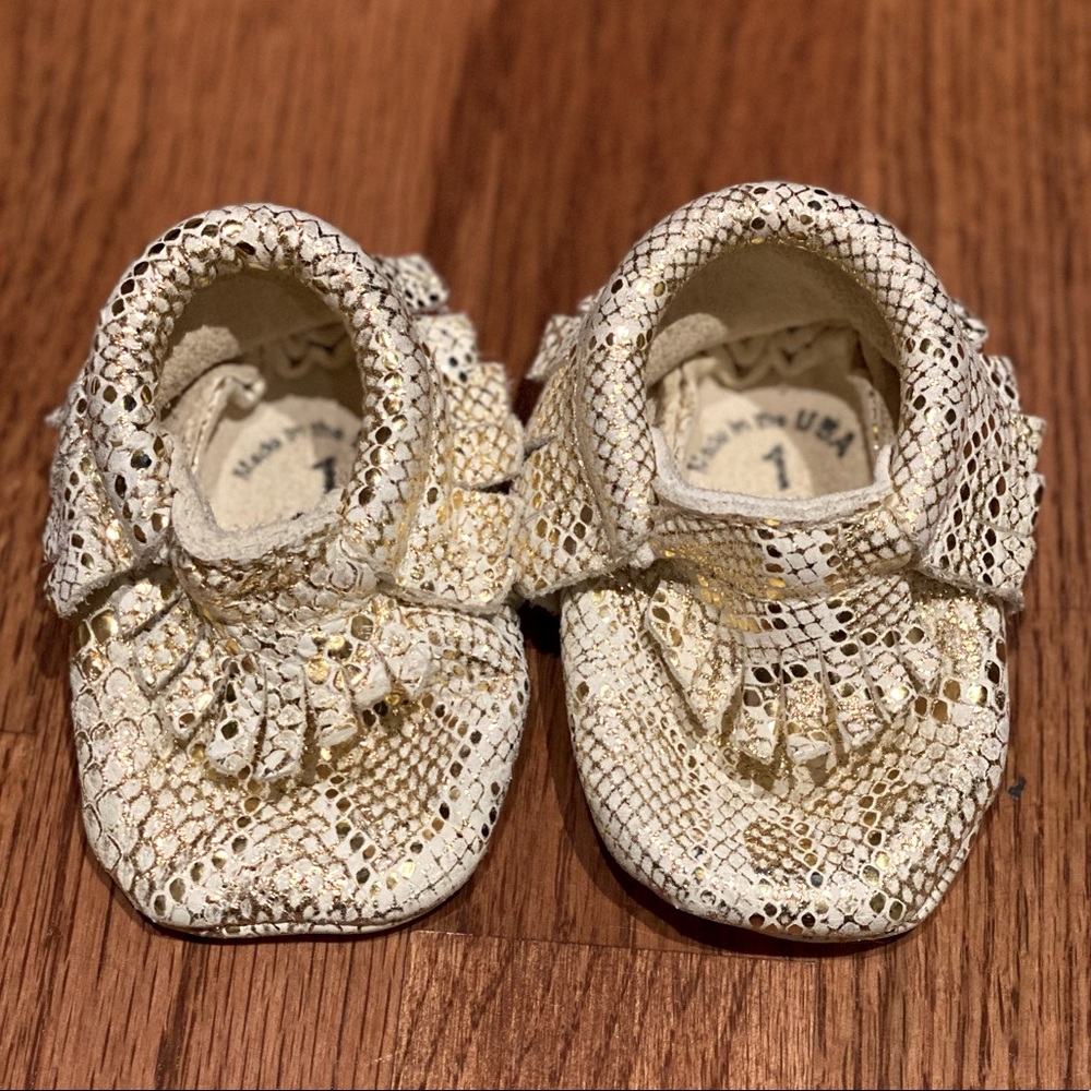 BRAND NEW FRESHLY PICKED MOCCASINS GOLD/CREAM sz 1